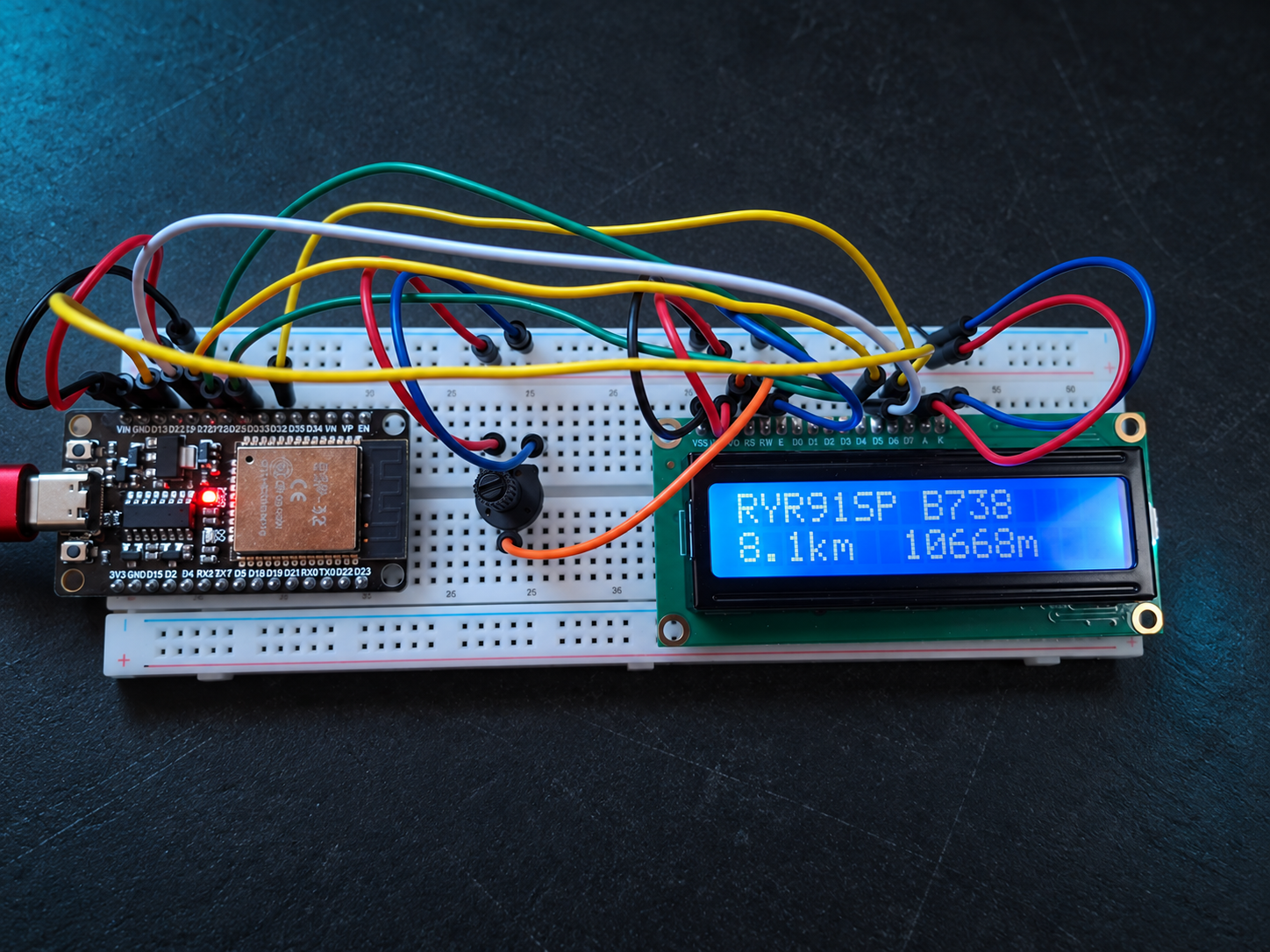 Erster LUFTLAGE-Prototyp mit ESP32 und LCD1602 auf einem Breadboard